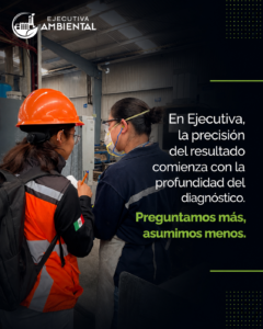 Técnica de Ejecutiva Ambiental revisando resultados del diagnóstico con el cliente
