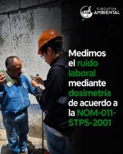 Técnico de Ejecutiva Ambiental colocando un dosímetro de ruido a un trabajador, NOM-011-STPS-2001
