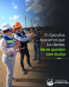 Personal de Ejecutiva Ambiental resolviendo dudas de un cliente en sitio