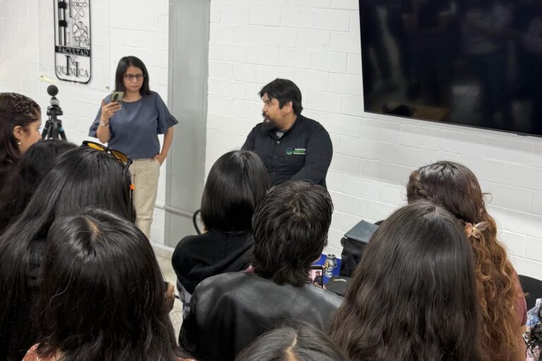 Instructor de Ejecutiva Ambiental impartiendo una capacitación a un grupo