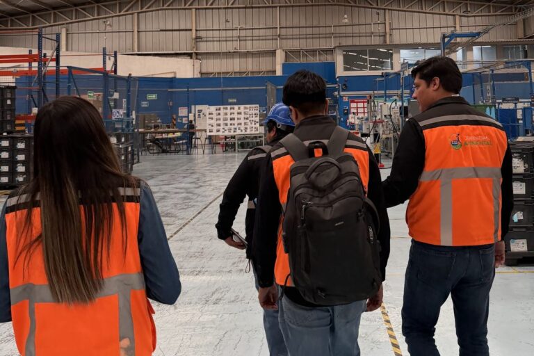 Equipo de Ejecutiva Ambiental en recorrido de diagnóstico dentro de una planta industrial