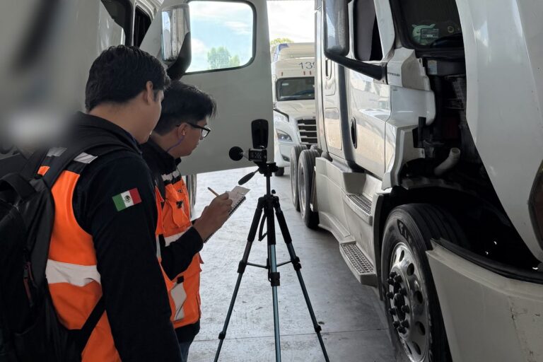 Técnicos de Ejecutiva Ambiental realizando una medición de ruido con sonómetro en tripié