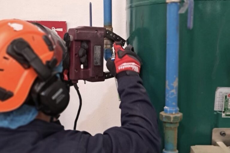 Técnico realizando una prueba en un recipiente sujeto a presión